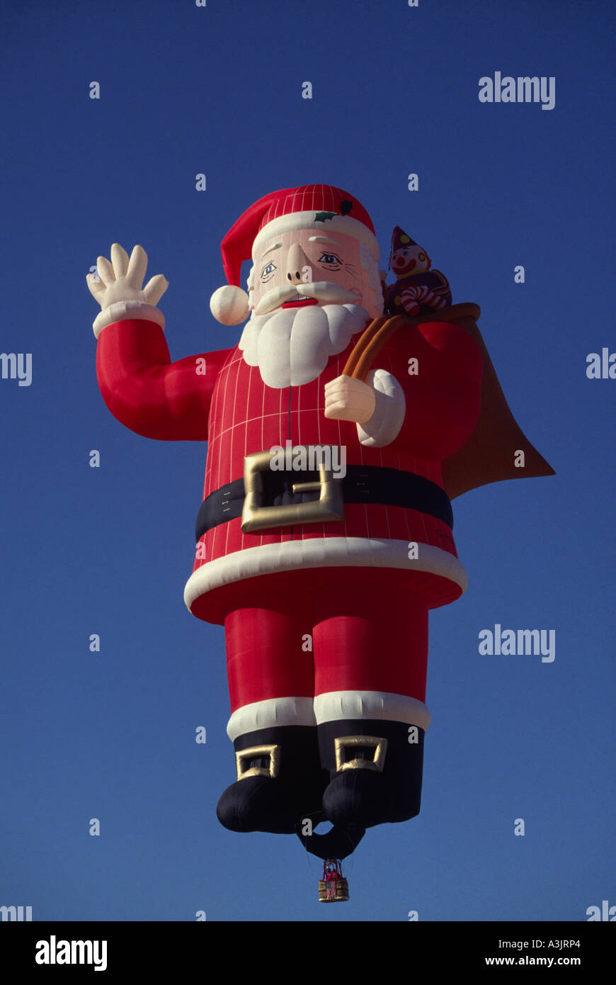 Papá Noel en vuelo en globo de aire caliente Foto de stock