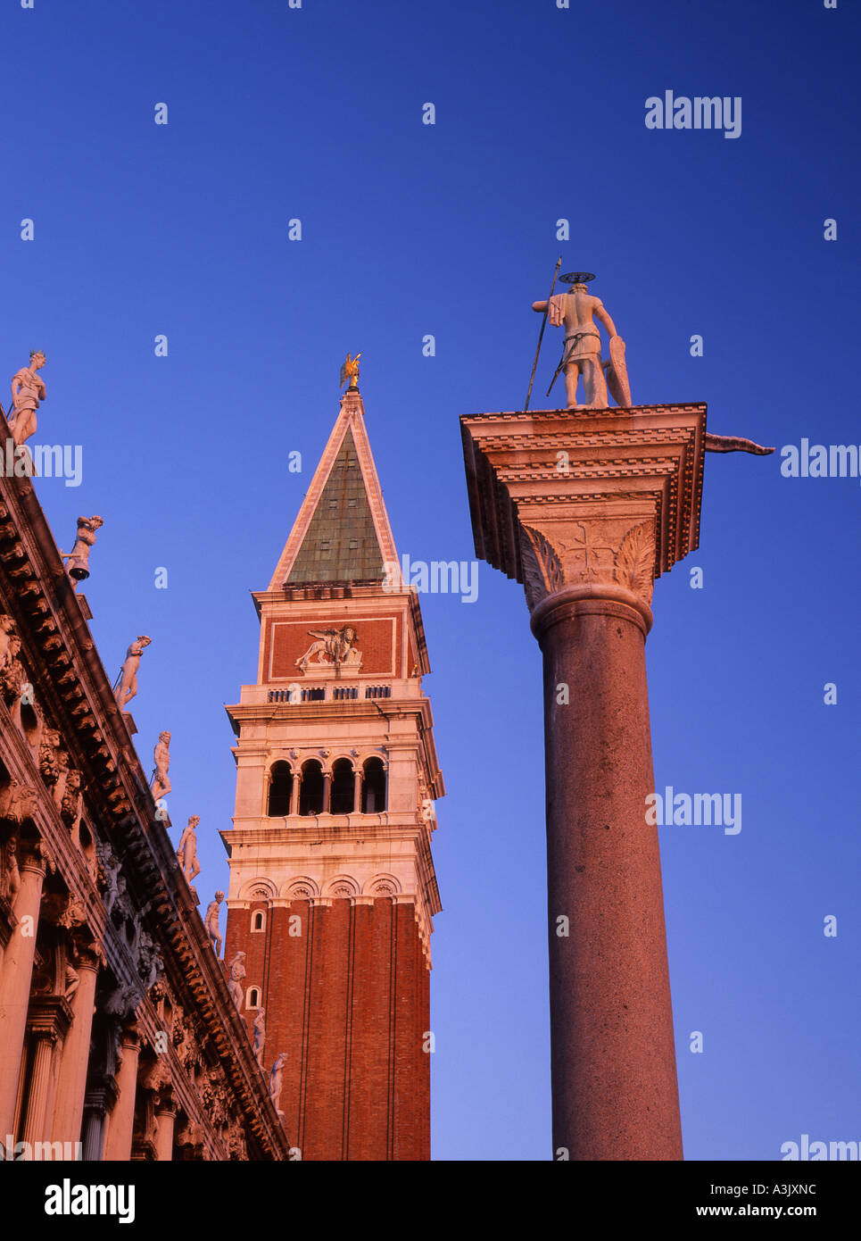 El Campanile de San Marcos / Basilica San Marco y la estatua de San Teodoro al amanecer Venecia Veneto Italia Foto de stock