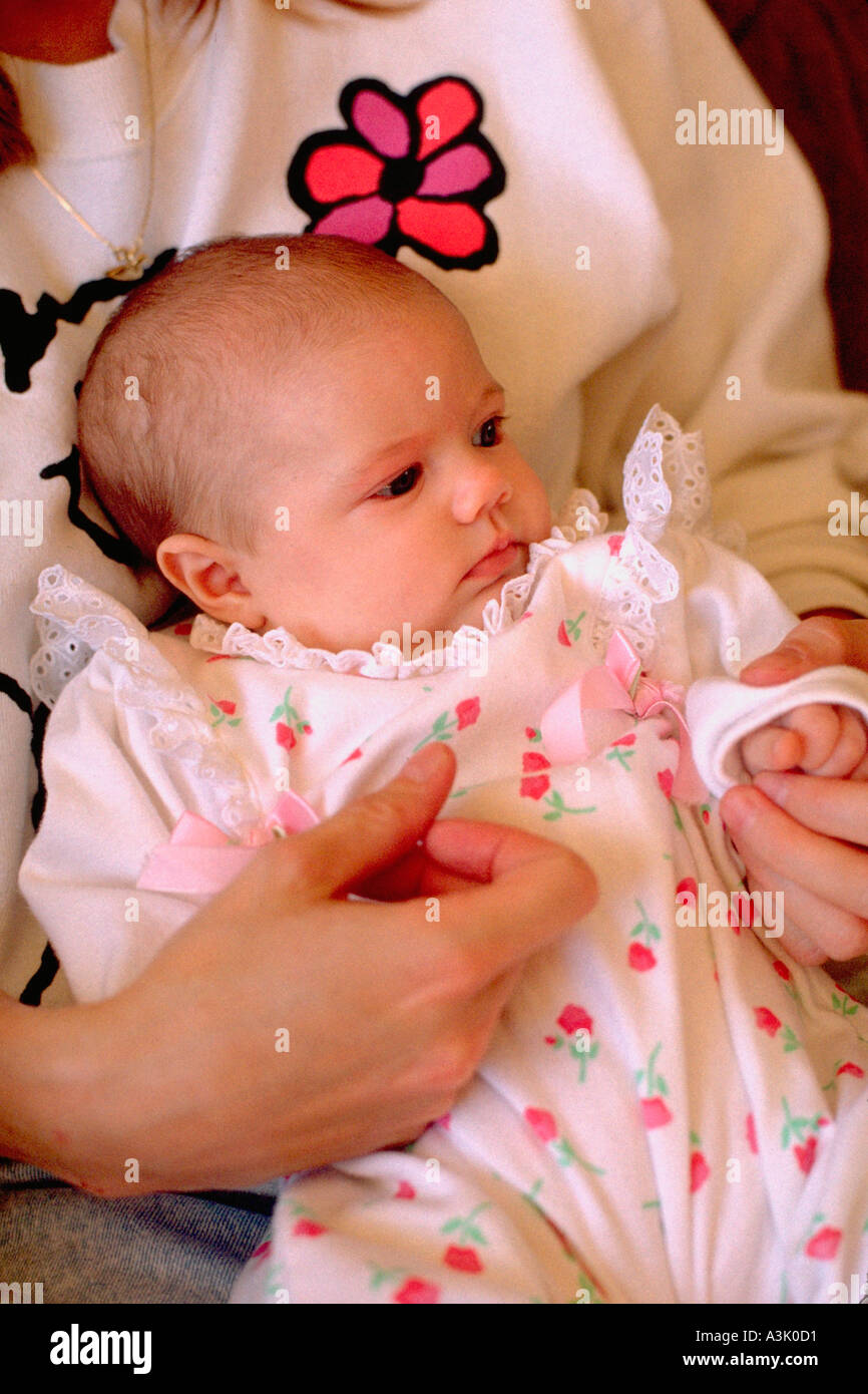 Bebé niña de 3 meses de edad recluidos por la madre. Burnsville Minnesota  USA Fotografía de stock - Alamy