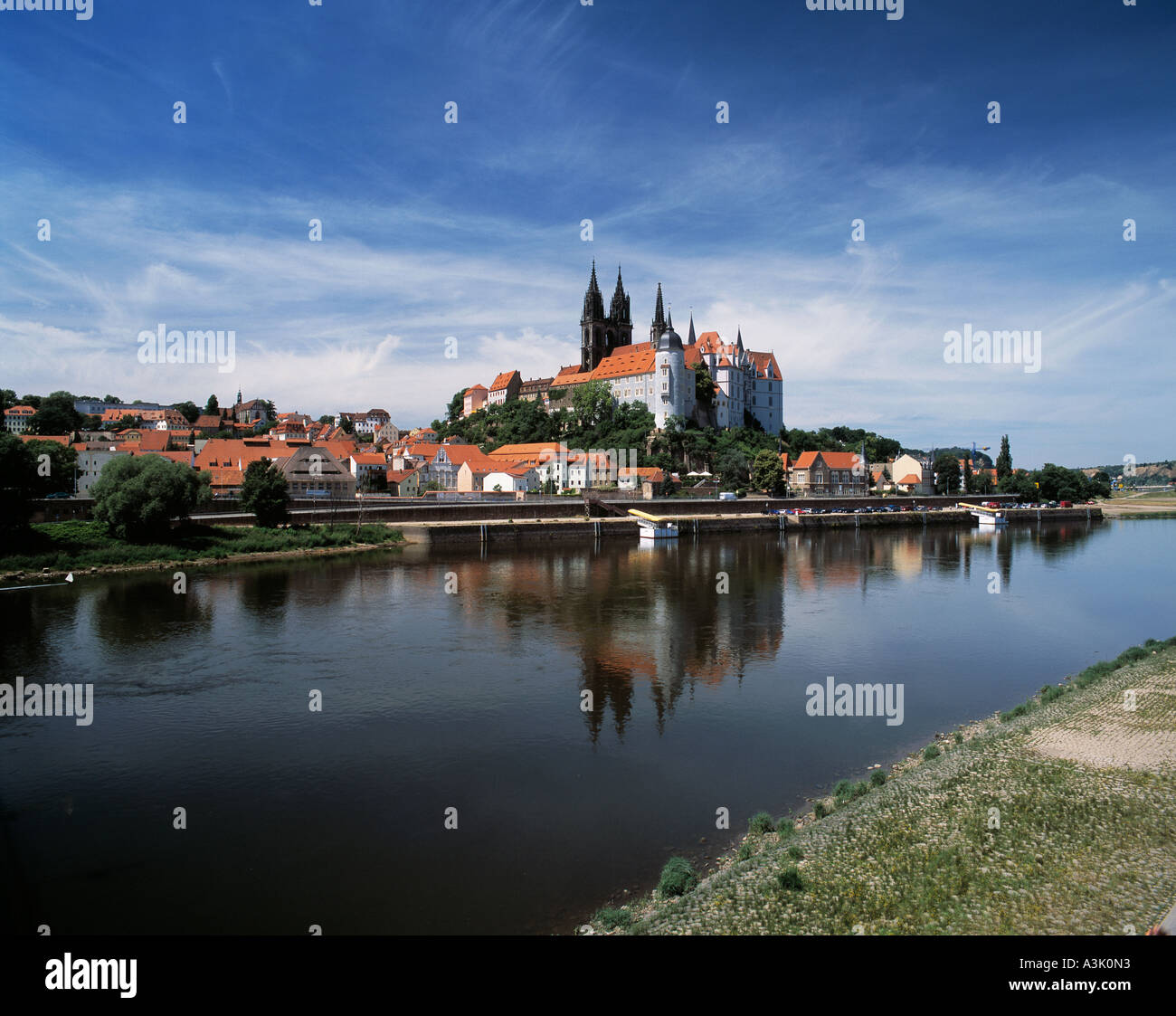 Mit Burgberg Albrechtsburg, Dom und ehemaligem Bischofsschloss ueber der Elbe de Meissen Foto de stock
