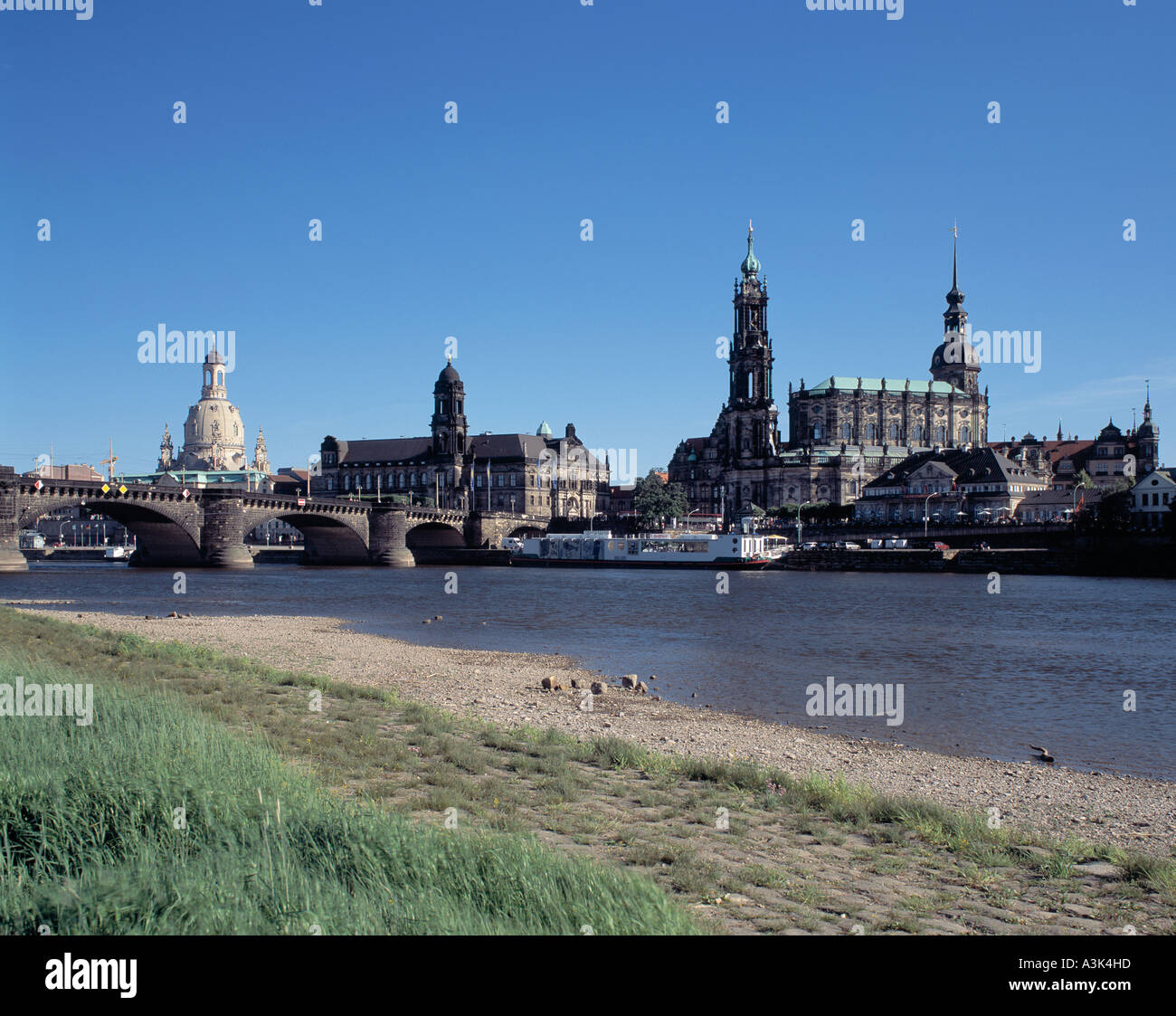 En Canoletto-Blick mit Dresden Frauenkirche, Hofkirche und Hausmannturm Foto de stock
