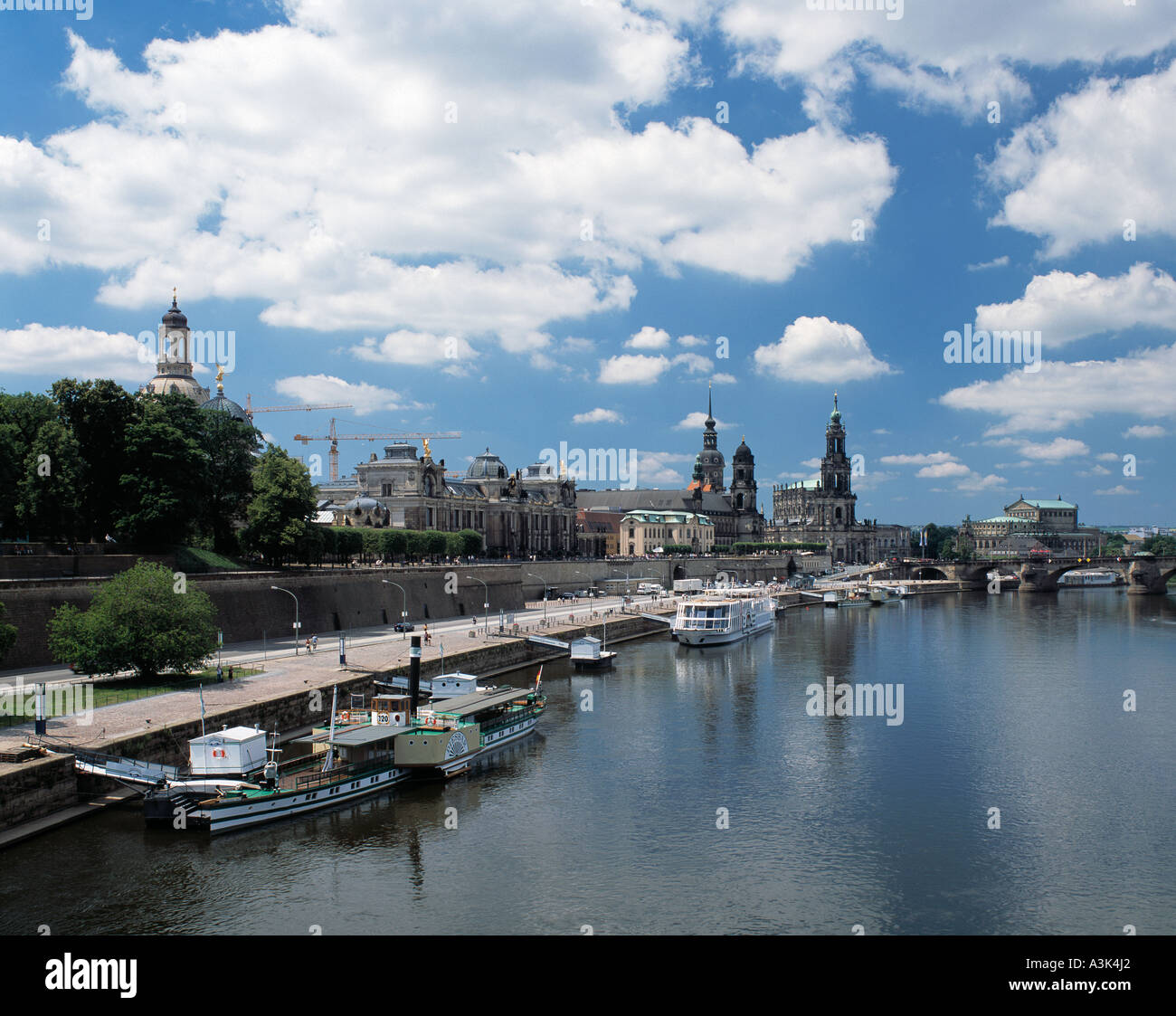 Mit Elbepromenade Altstadtpanorama von Dresden, Elba, Sachsen Foto de stock