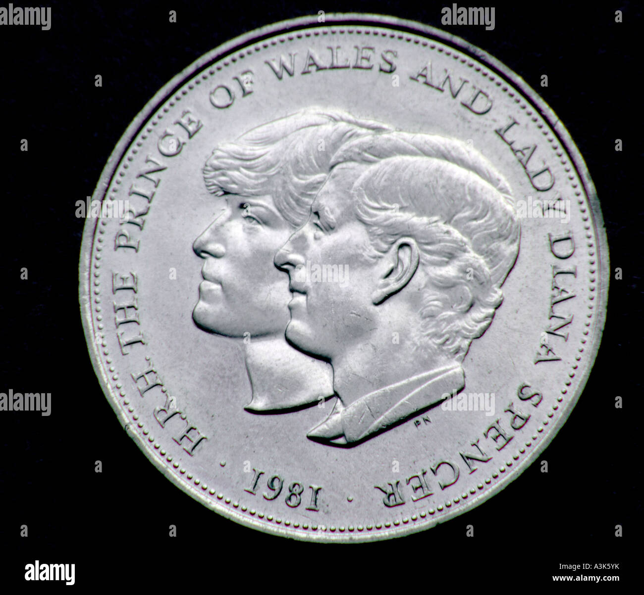 Boda Real corona de plata coin Charles y Di 1981 en buenas condiciones cara  inversa mostrando la pareja de novios juntos Fotografía de stock - Alamy