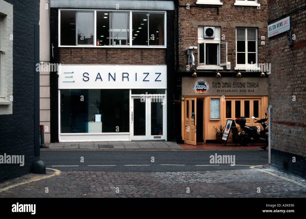 Sanrizz y un restaurante indio Cheval Place Knightsbridge Londres Inglaterra visto desde Relton Mews Foto de stock
