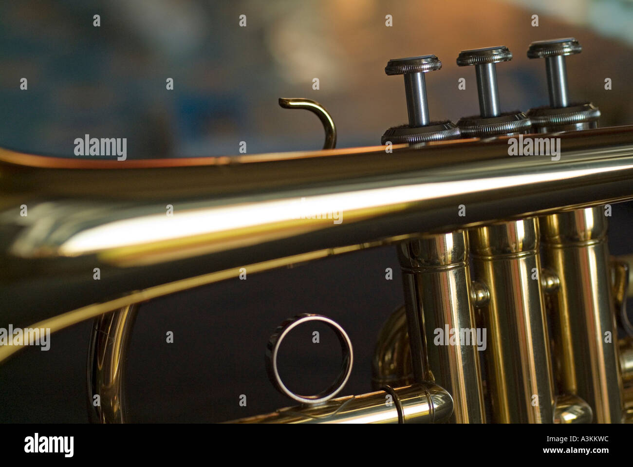 Tres claves musicales sobre un brillante trompeta. Foto de stock