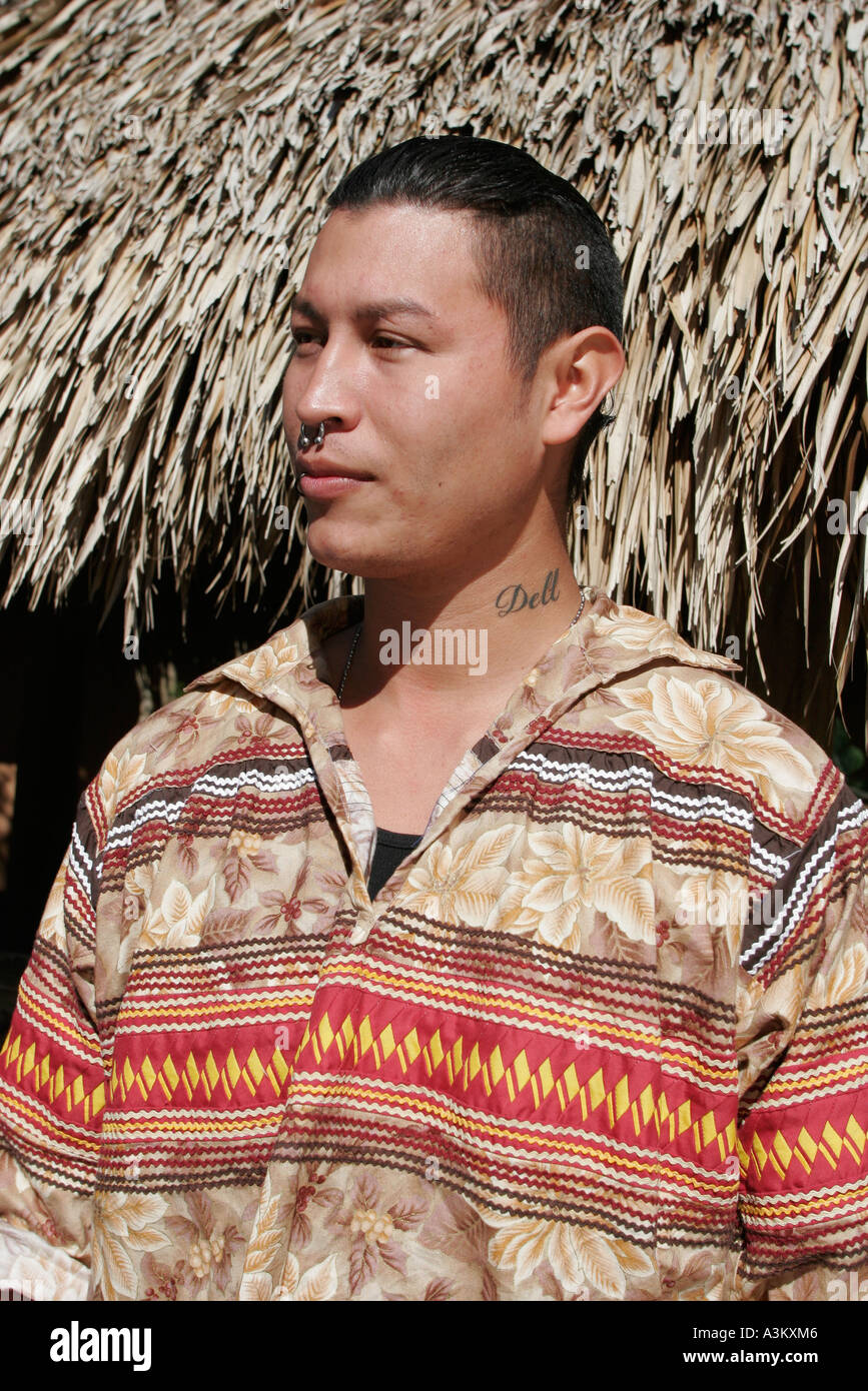 Miami Florida, Everglades, Festival de Artes de la Tribu Seminole  Miccosukee, festivales, celebración, feria, reserva, hombre nativo, hombre,  camisa larga, techo de paja, nariz Fotografía de stock - Alamy