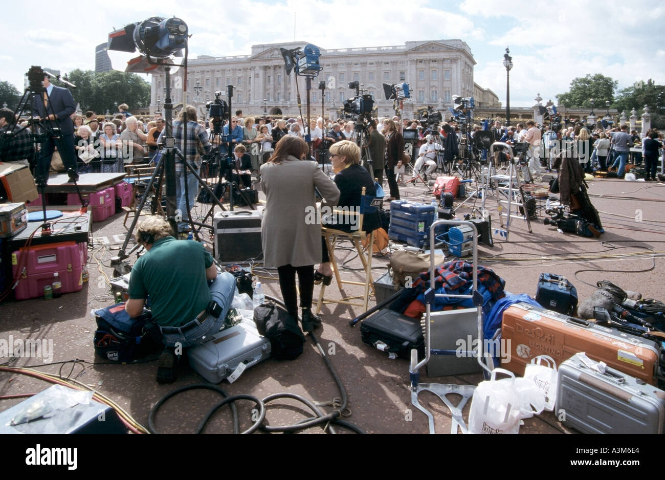 Muerte de princesa Diana anuncio trae mundos tripulaciones de medios en la sección de cierre carretera fuera del Palacio de Buckingham Londres Foto de stock