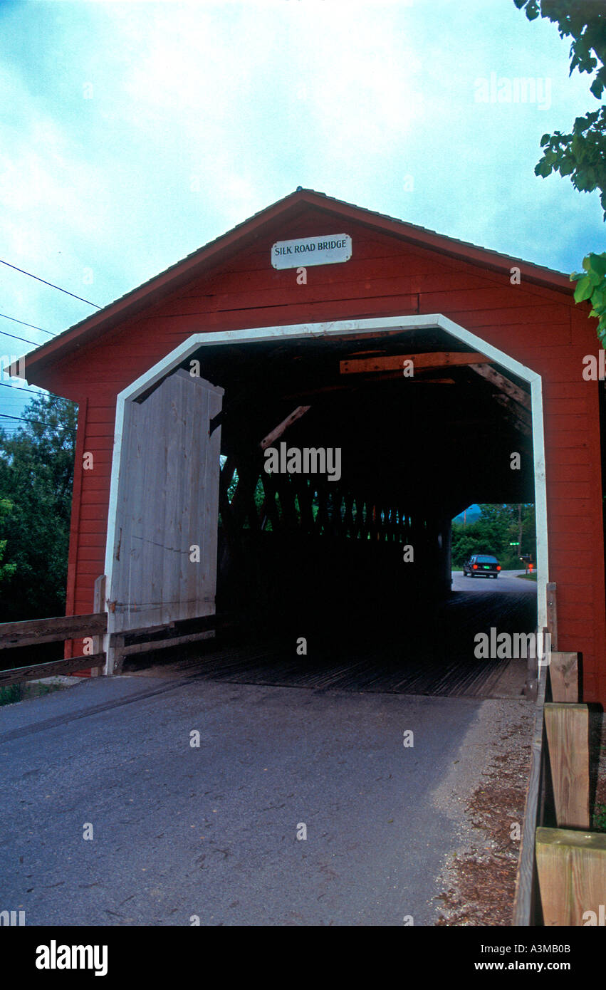 Seda puente cubierto en el condado de Bennington Río Wallomsac Vermont EE.UU. Foto de stock