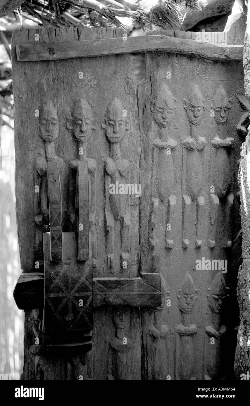 Una gran puerta de madera tallada tradicional erosionado el país Dogon de Malí África Occidental Foto de stock