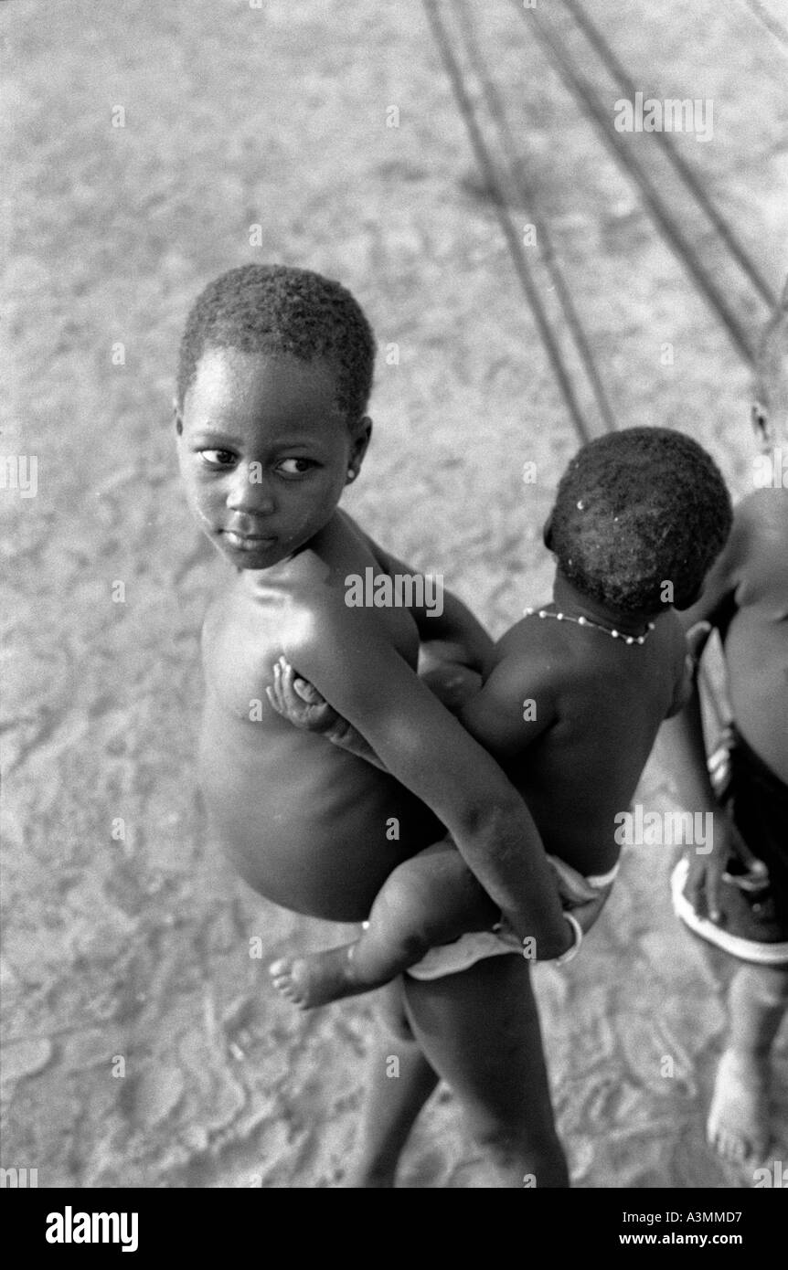 Dos niños pequeños, uno con el otro País Dogon de Malí África Occidental Foto de stock