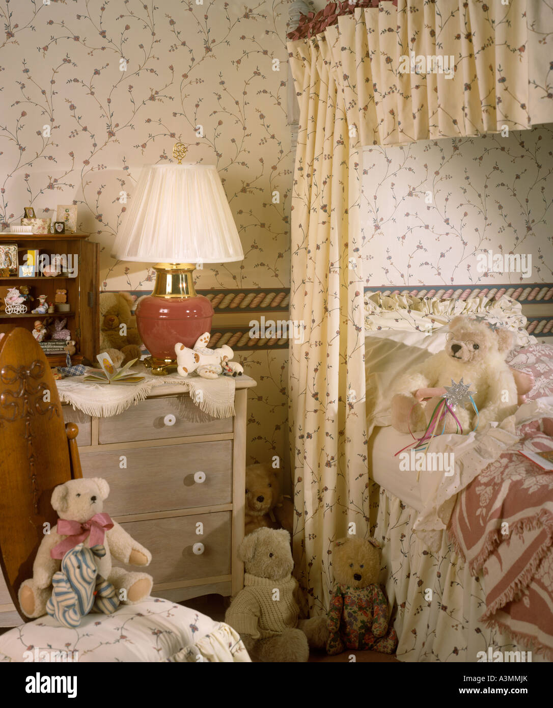 cama de niña con peluche y dosel rosa Fotografía de stock - Alamy