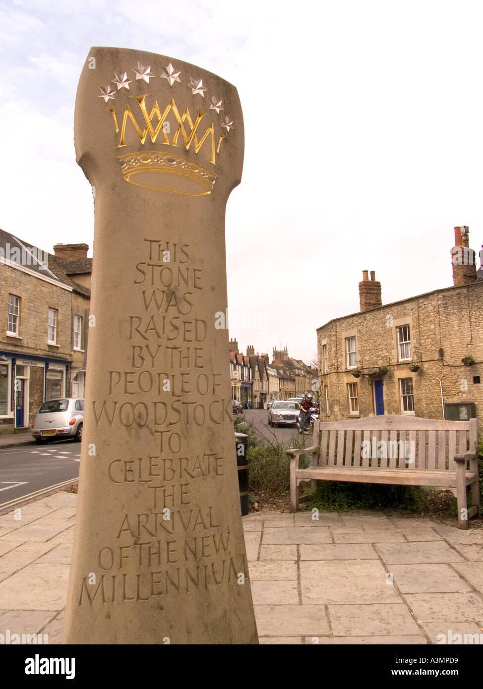 Oxfordshire Woodstock High Street milenio pilar Foto de stock