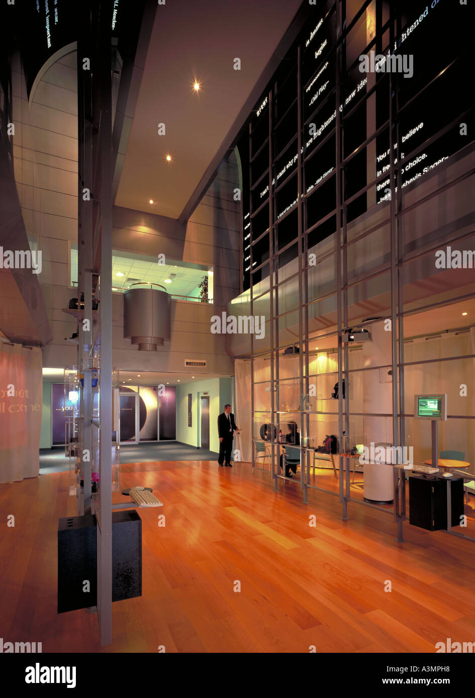 Arquitectura interior de la sede corporativa mostrando un diseño moderno Foto de stock