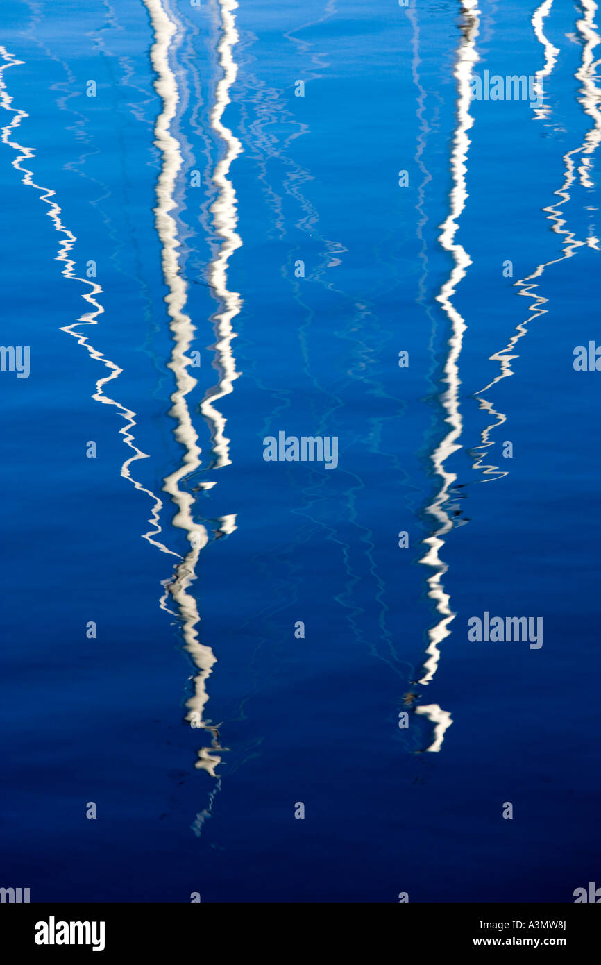 Las líneas blancas que se reflejan en la superficie del agua Foto de stock