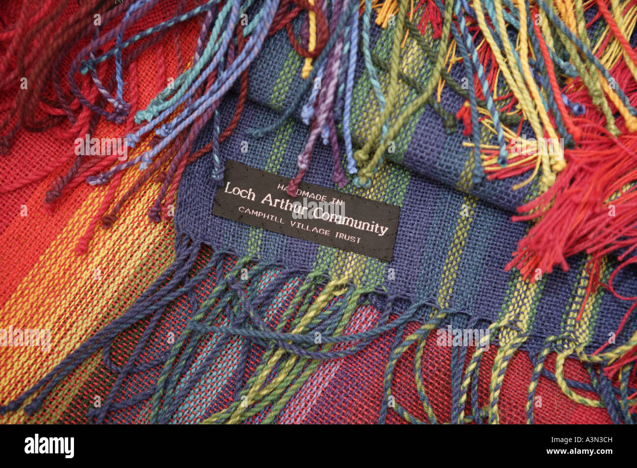 Rainbow textiles teñidos de hilos de colores de lana en el telar en el Loch Arthur Community weavery cerca de Dumfries Beeswing Escocia Foto de stock