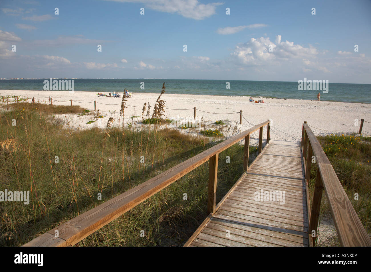 Pasarela de madera a la playa del Faro en Sanibel Island, en la Costa del Golfo de México de Florida Foto de stock