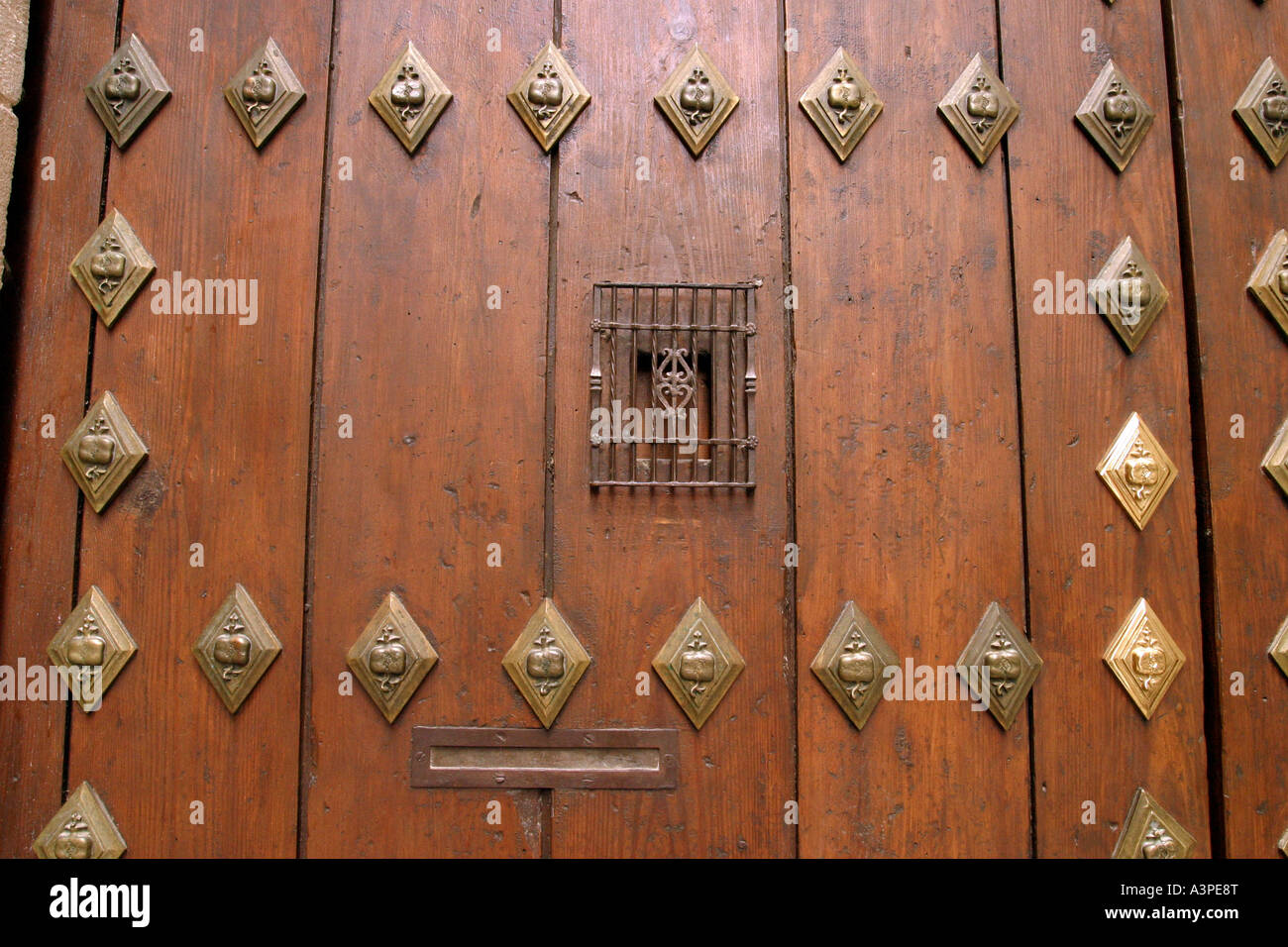 Puerta de madera con clavos de latón, Granada, España Foto de stock