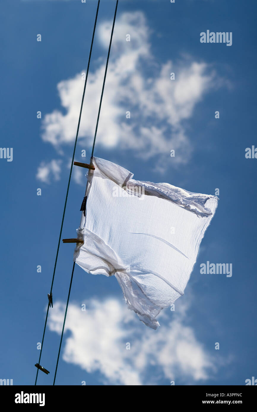 Camisa blanca de secado en tendedero (baja visión). Brooklyn, Nueva York, Nueva York, EE.UU. Foto de stock