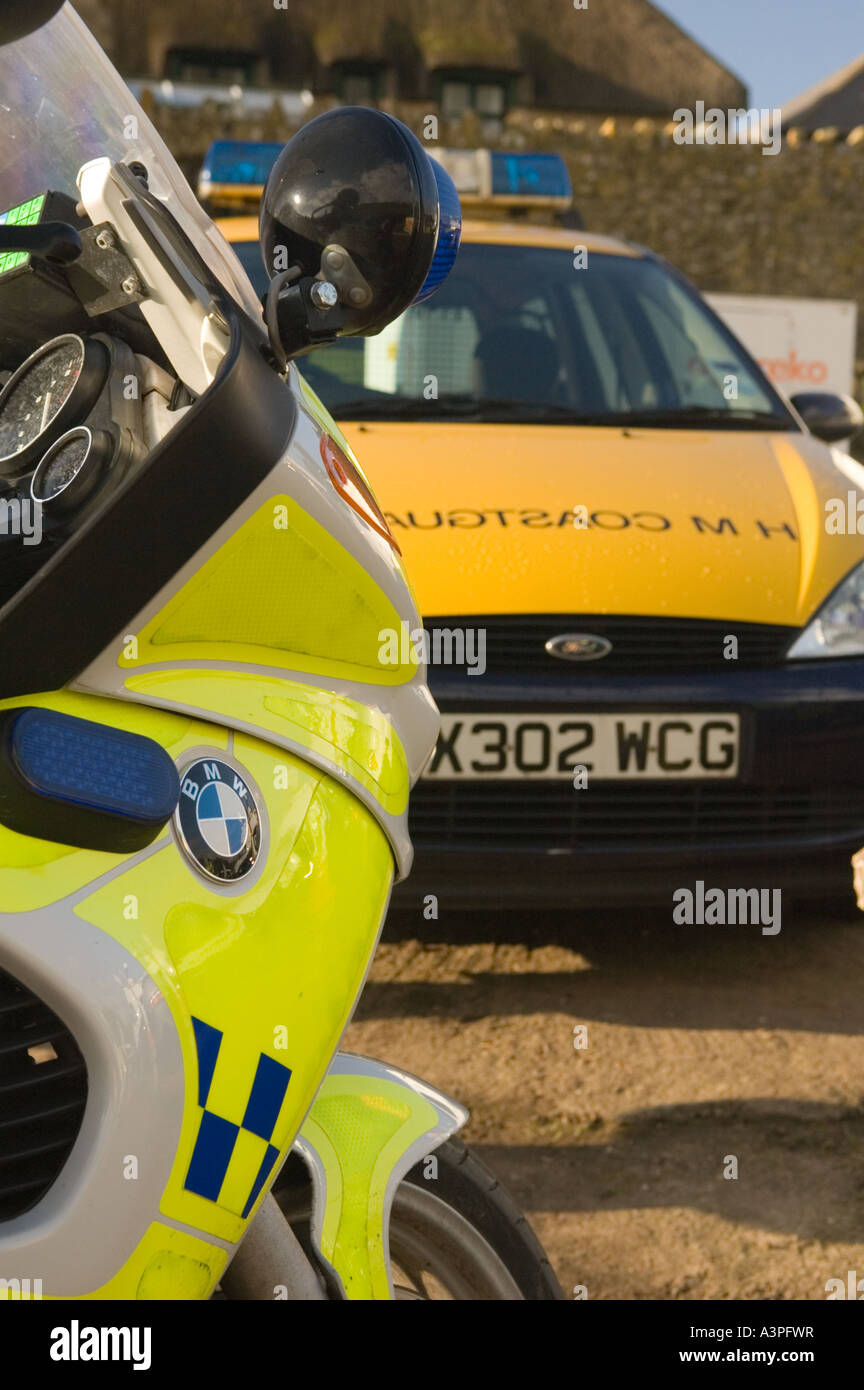 Motocicleta de la policía en un incidente con el Servicio de Guardacostas del Reino Unido Foto de stock