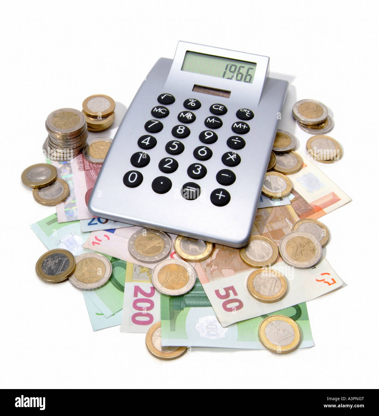 Una calculadora de bolsillo billetes y monedas en euros Fotografía de - Alamy