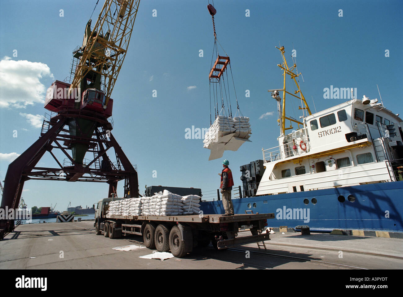 Recargar la carga de un camión a un barco en el puerto de Kaliningrado, Rusia Foto de stock