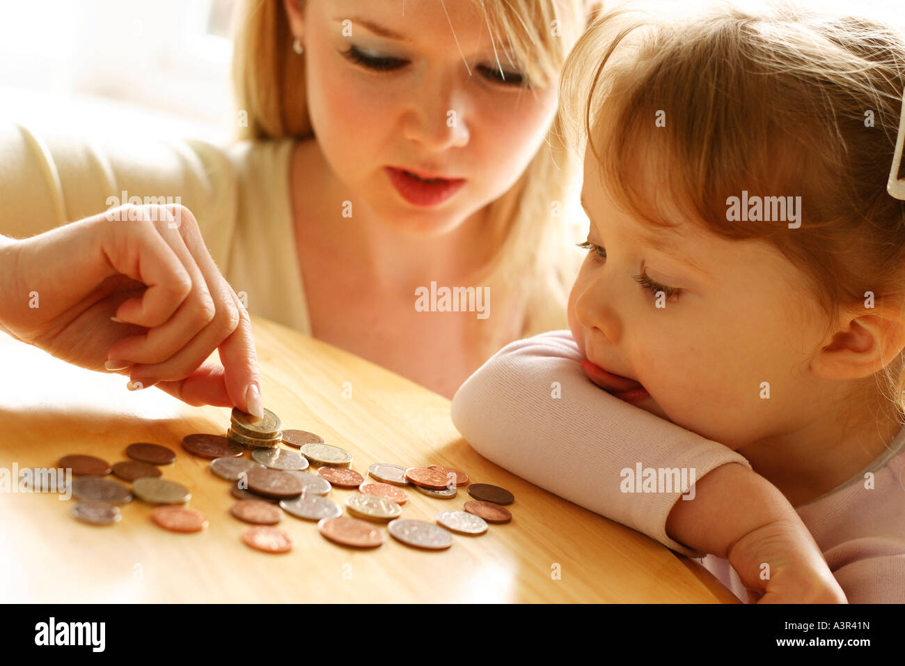 Madre e hija contando dinero Foto de stock