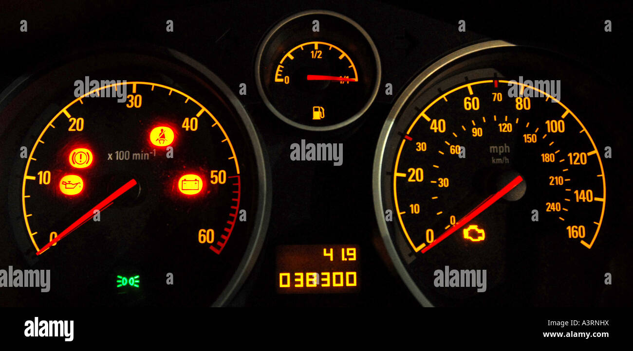 Luces del salpicadero del coche fotografías e imágenes de alta resolución -  Alamy