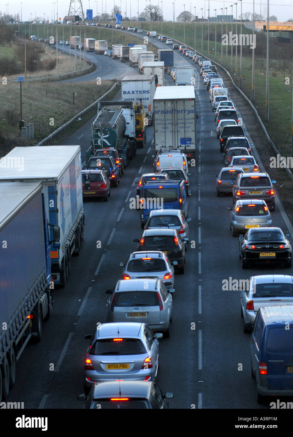 Tráfico pesado en la autopista M6, Staffordshire, Inglaterra, Reino Unido Foto de stock