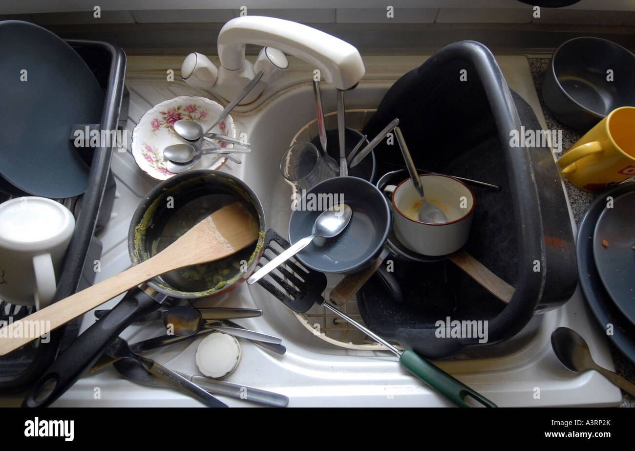 Sucio lavado doméstico ollas y sartenes en el fregadero Volver Hogar Limpieza Limpieza costos quehaceres facturas ETC UK Foto de stock