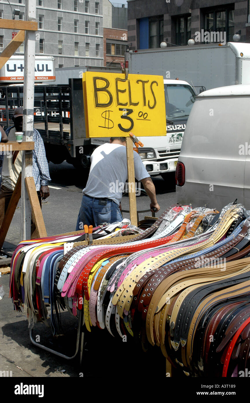Cinturones de color para la venta en Chinatown de Manhattan, Nueva York Nano Calvo escrito Visual Foto de stock