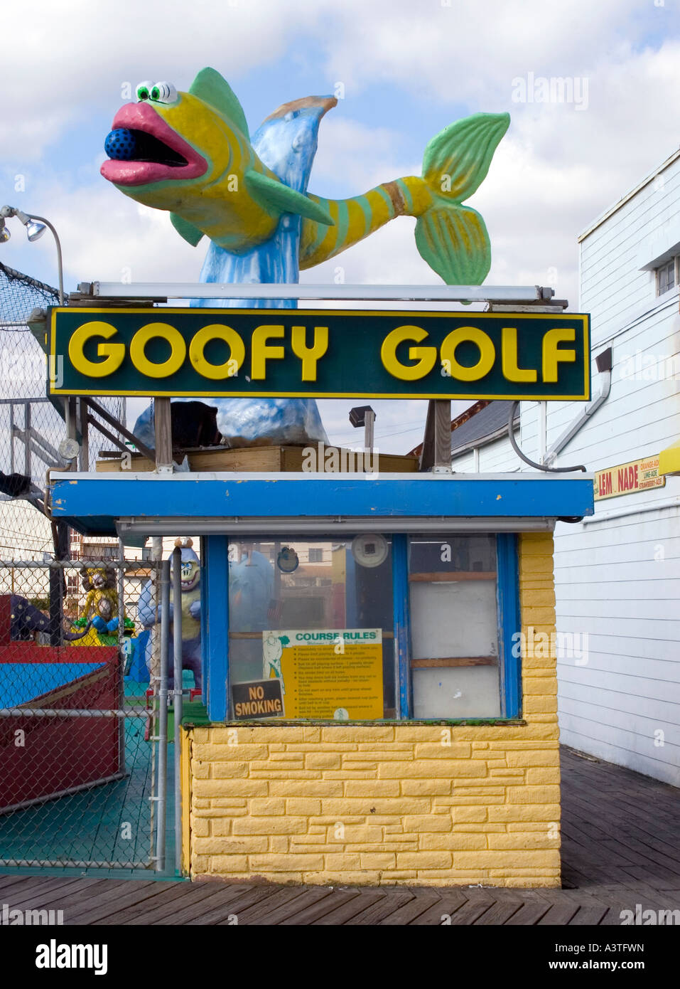 Pescado a Goofy Golf en el Boardwalk en Ocean City Maryland Foto de stock