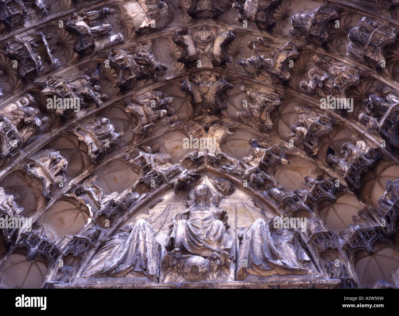 13ª y 15thc bajorrelieve encima de portal de la catedral de St Etienne (11ª-16THC), Auxerre, Borgoña, Francia Foto de stock