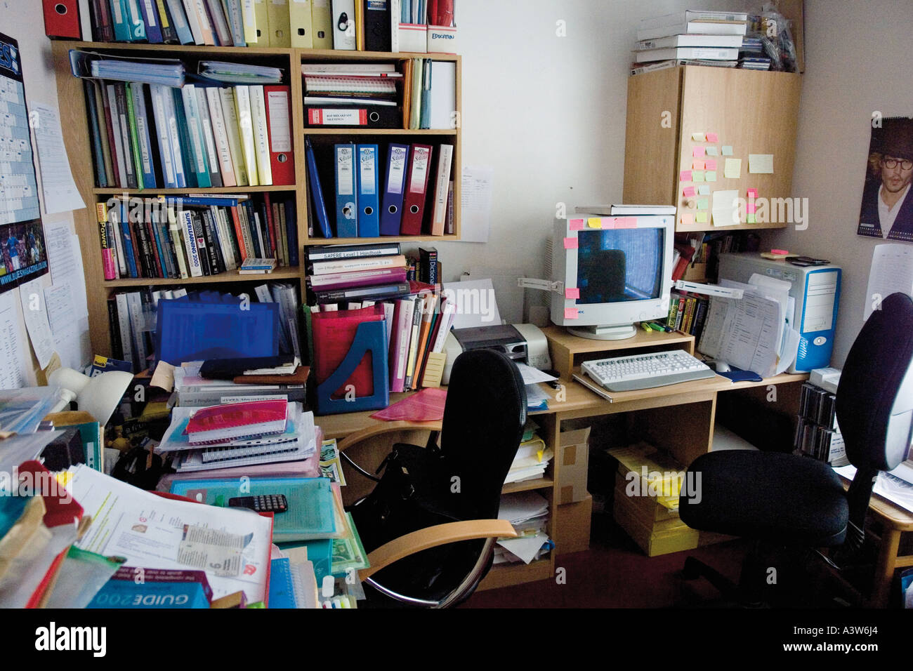 Desorden en la oficina en casa el desorden desordenado archivos libros documentos de trabajo equipo de trabajo en casa el trabajo en casa casa habitación repuesto prop Foto de stock
