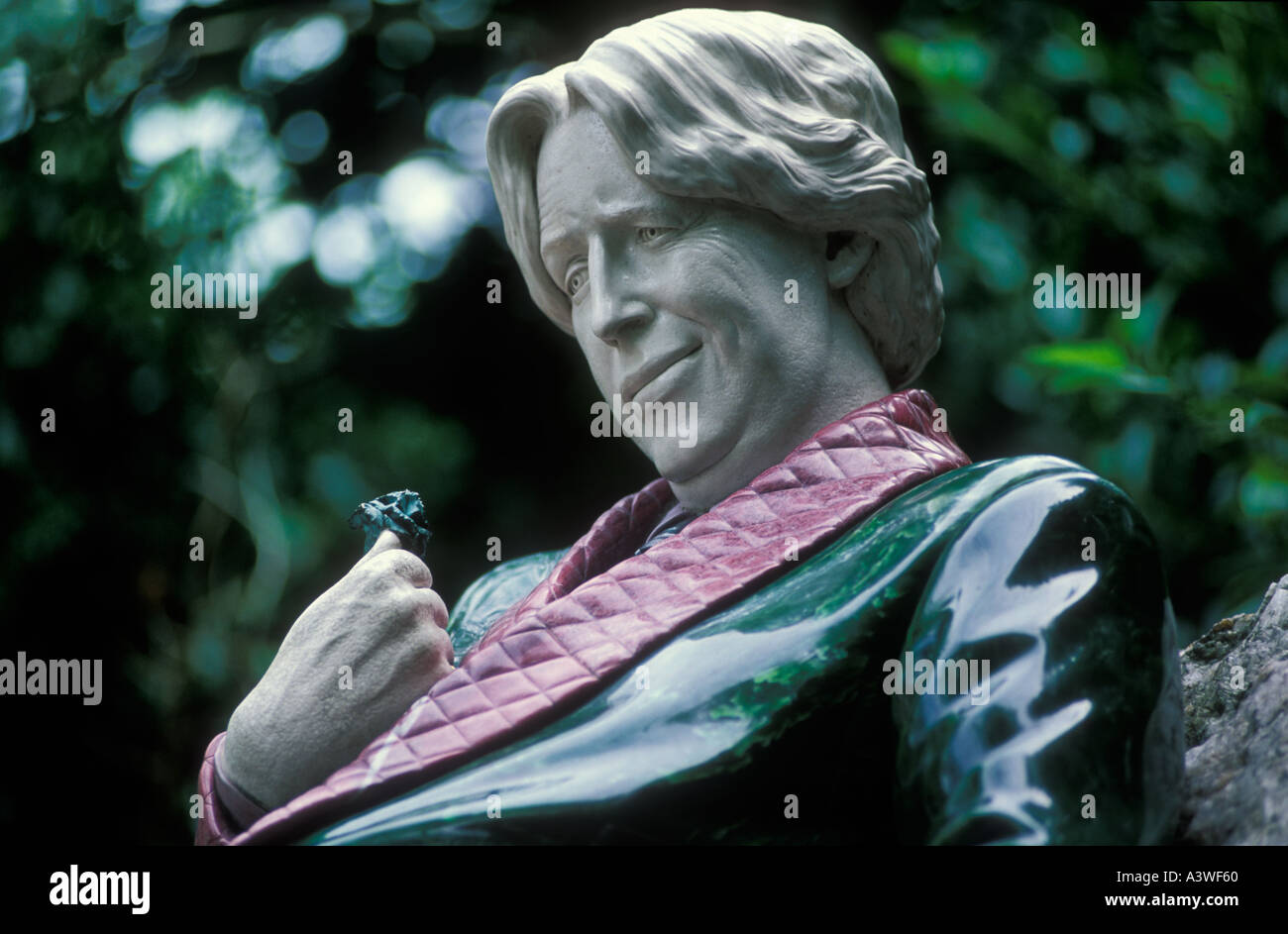 Tamaño de la vida de la estatua yacente de Oscar Wilde, Merrion Square, Dublín Irlanda Eire UE Europa Foto de stock