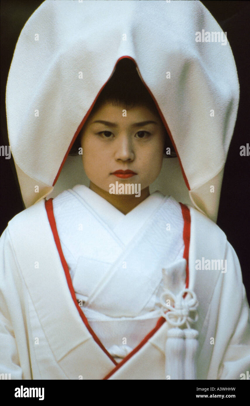 Vestidos de novia japonesa tradicional kimono de boda blanca y capucha nupcial en el templo Shinto Meiji, Yoyogi Park, Harajuku, Tokio Fotografía de stock - Alamy Vestidos de novia japonesa tradicional kimono de boda blanca y capucha nupcial en el templo Shinto Meiji, Yoyogi Park, Harajuku, Tokio Fotografía de stock - Alamy
