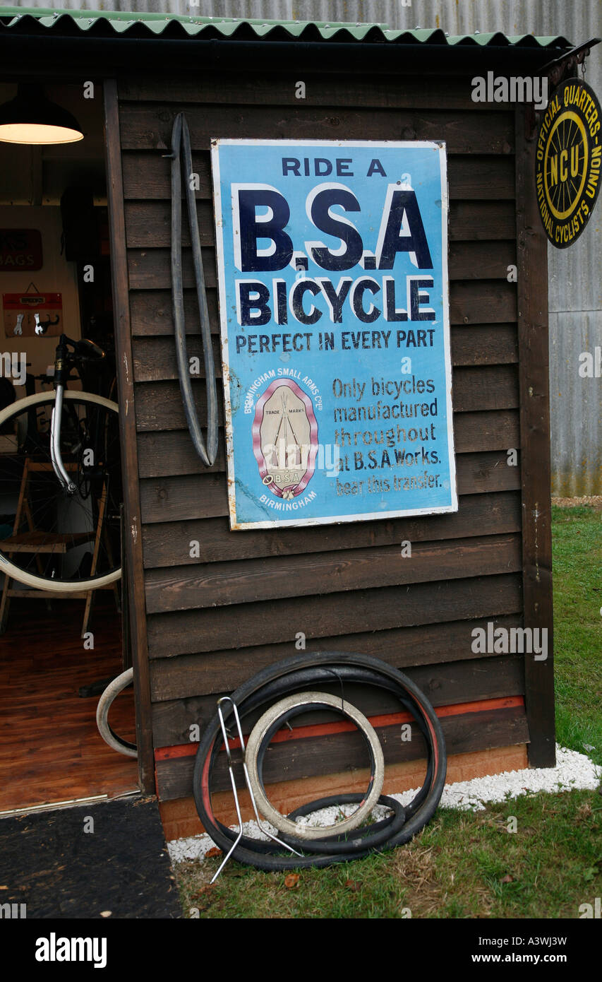 Vintage tienda de bicicletas en el Goodwood Revival, West Sussex, UK 2006 Foto de stock