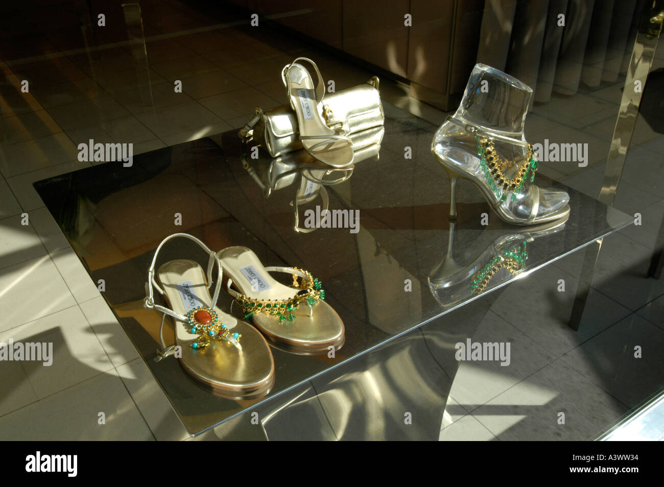 Zapatos de diseñador por Jimmy Choo en New Bond Street escaparate, Londres, Inglaterra Foto de stock