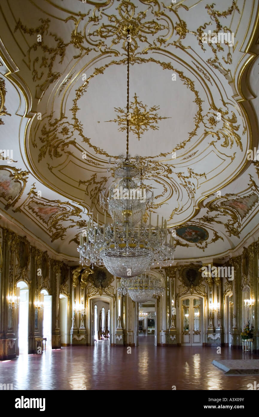 Salón del Trono (Sala do Trono) en el Palacio de Queluz, Portugal. Antiguamente se utilizaban como residencia de verano por la familia real portuguesa. Foto de stock