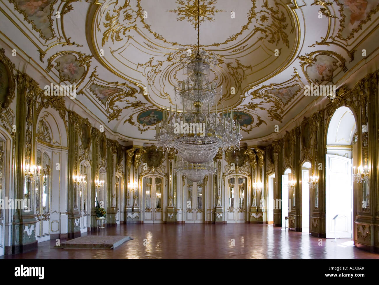 Salón del Trono (Sala do Trono) en el Palacio de Queluz, Portugal. Antiguamente se utilizaban como residencia de verano por la familia real portuguesa. Foto de stock