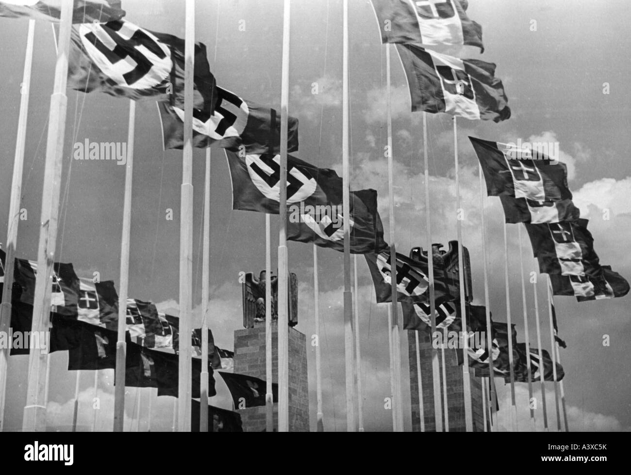 Geografía/viajes, Italia, política, banderas italianas y alemanas, durante la visita de Adolf Hitler en Roma, 3.5.1938 - 9.5.1938, Foto de stock