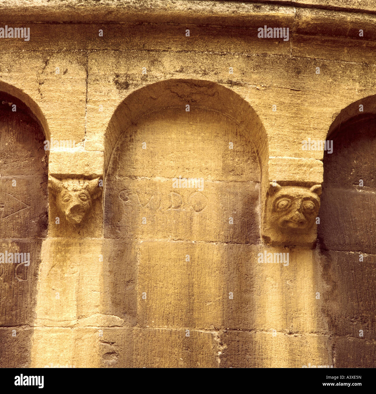 Cabezas de demonios como consolas fotografías e imágenes de alta