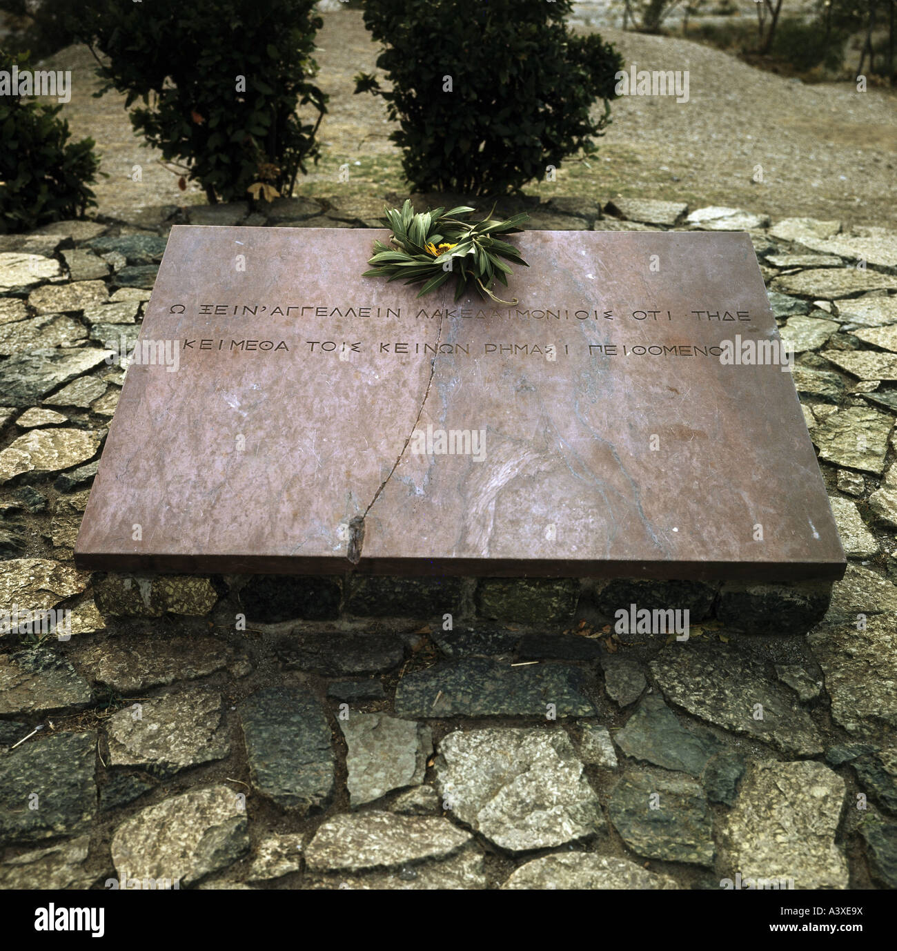 Geografia Travel En Grecia En Las Termopilas Monumentos Placa Conmemorativa De La Batalla De Las Termopilas 480 B C Epigrama De Simonides Hist Fotografia De Stock Alamy