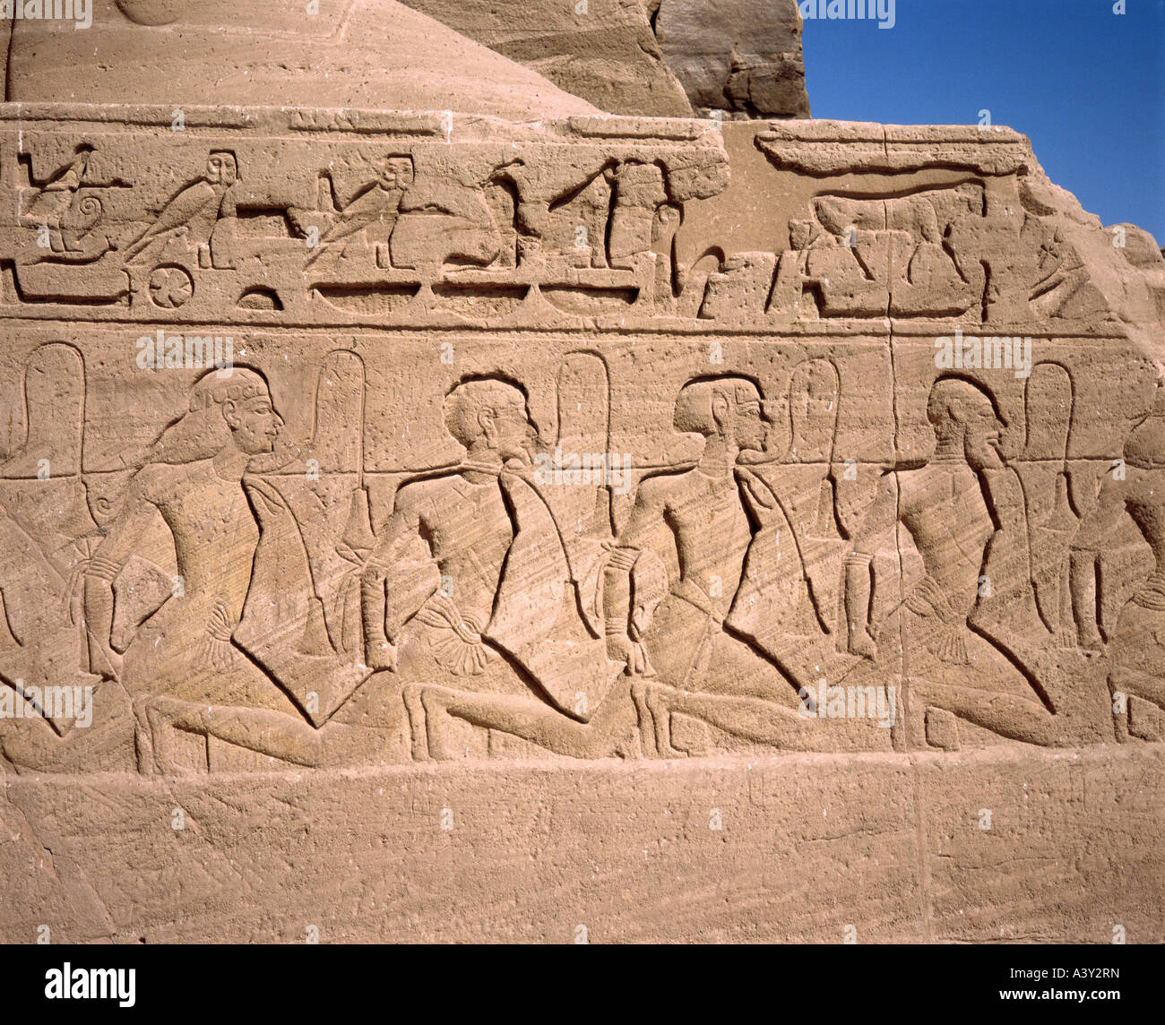 Geografía / viajes, Egipto, Abu Simbel, edificios, piefron tron, detalle, socorro, prisioneros de guerra de Siria, erigido siglo 13 AC, , Foto de stock
