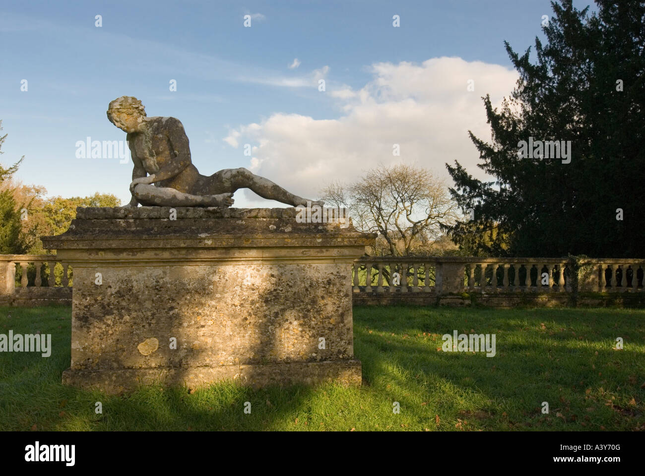 Estatua de Roman muriendo gladiator Rousham Park, Oxfordshire, Inglaterra, Reino Unido. Foto de stock