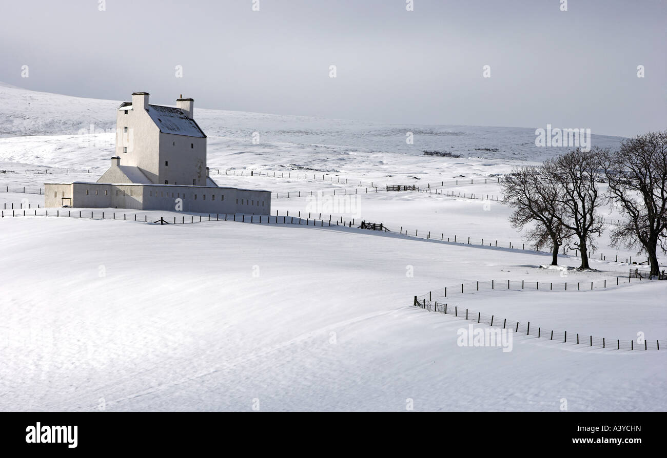 Imagen de formato horizontal de Corgarff Castle, Escocia en invierno con nieve cubierto de primer plano. Foto de stock