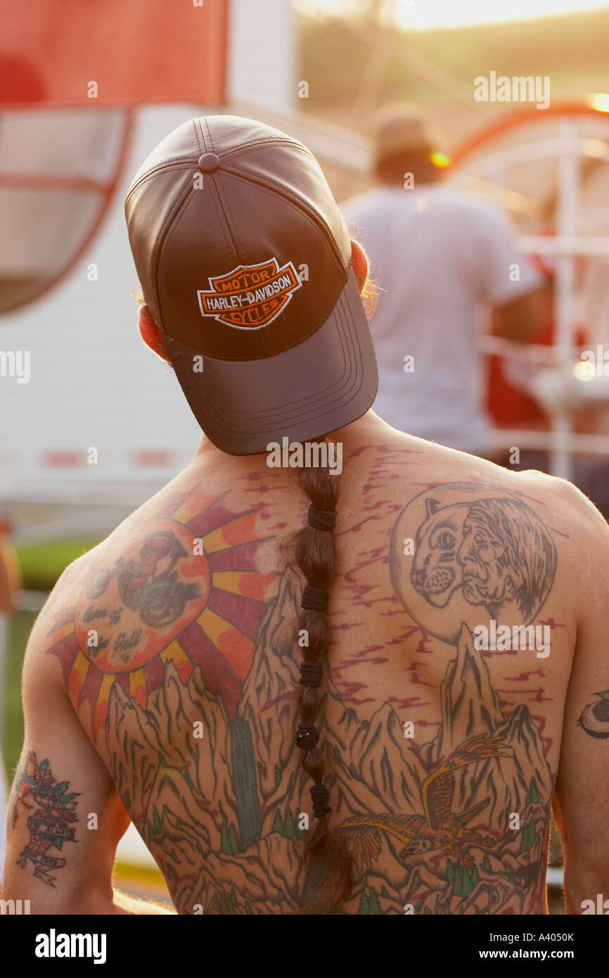 Atrás del hombre con tatuajes Fotografía de stock - Alamy