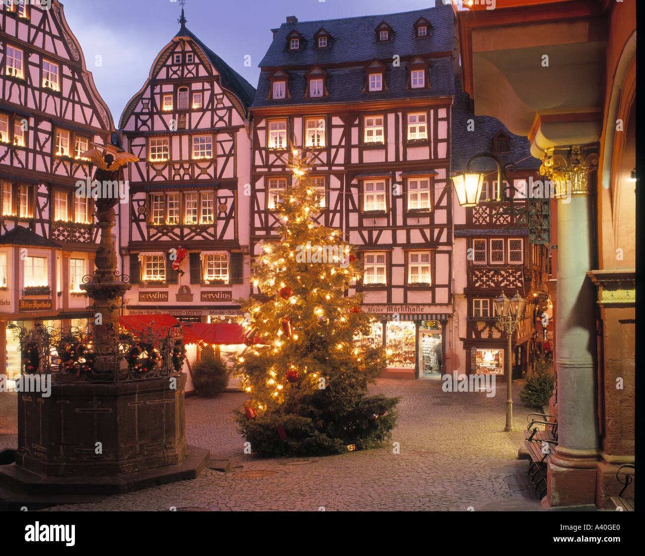 Mercado de Navidad Bernkastel Kues el valle del Rin en Alemania en penumbra  Fotografía de stock - Alamy