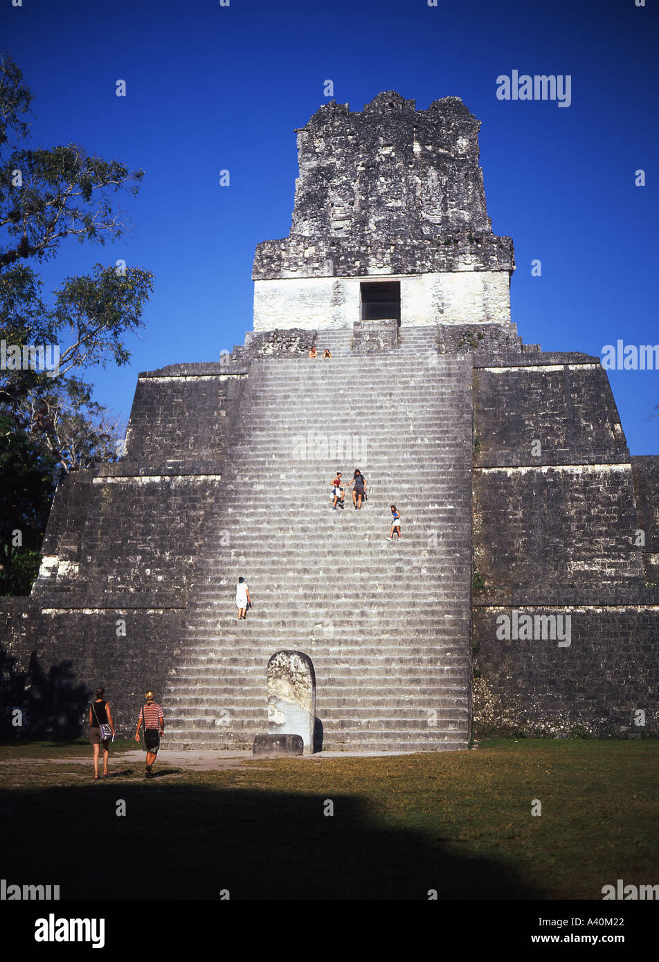 Grand Plaza el Templo II de Tikal Guatemala Foto de stock