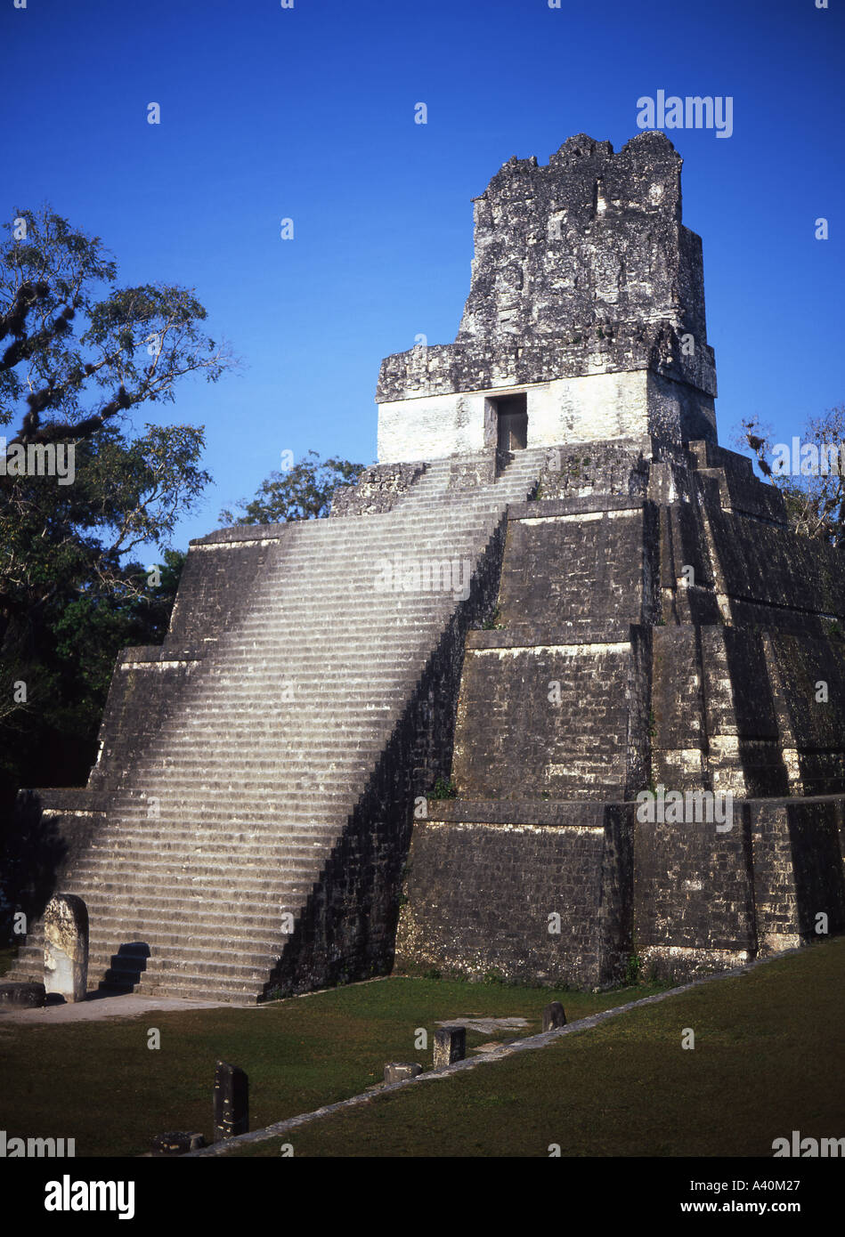 Plaza central el Templo II de Tikal Guatemala Foto de stock