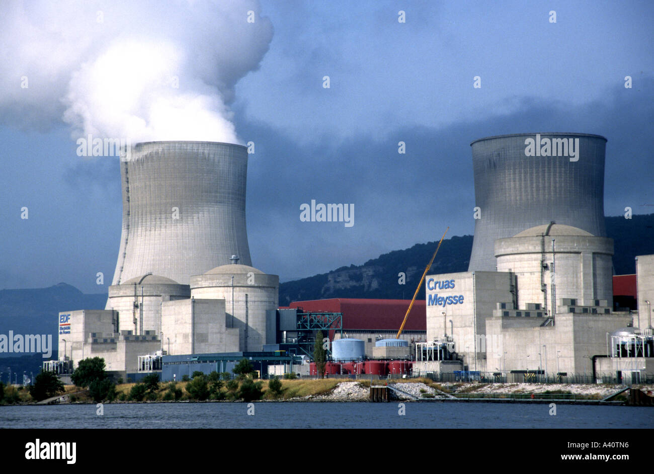 Cruas Meysse planta nuclear generadora de electricidad a lo largo del río Ródano en Francia Foto de stock